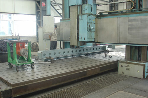 為陜壓加工風冷段(右)中的支座 為陜壓加工風冷段(右)中的支座